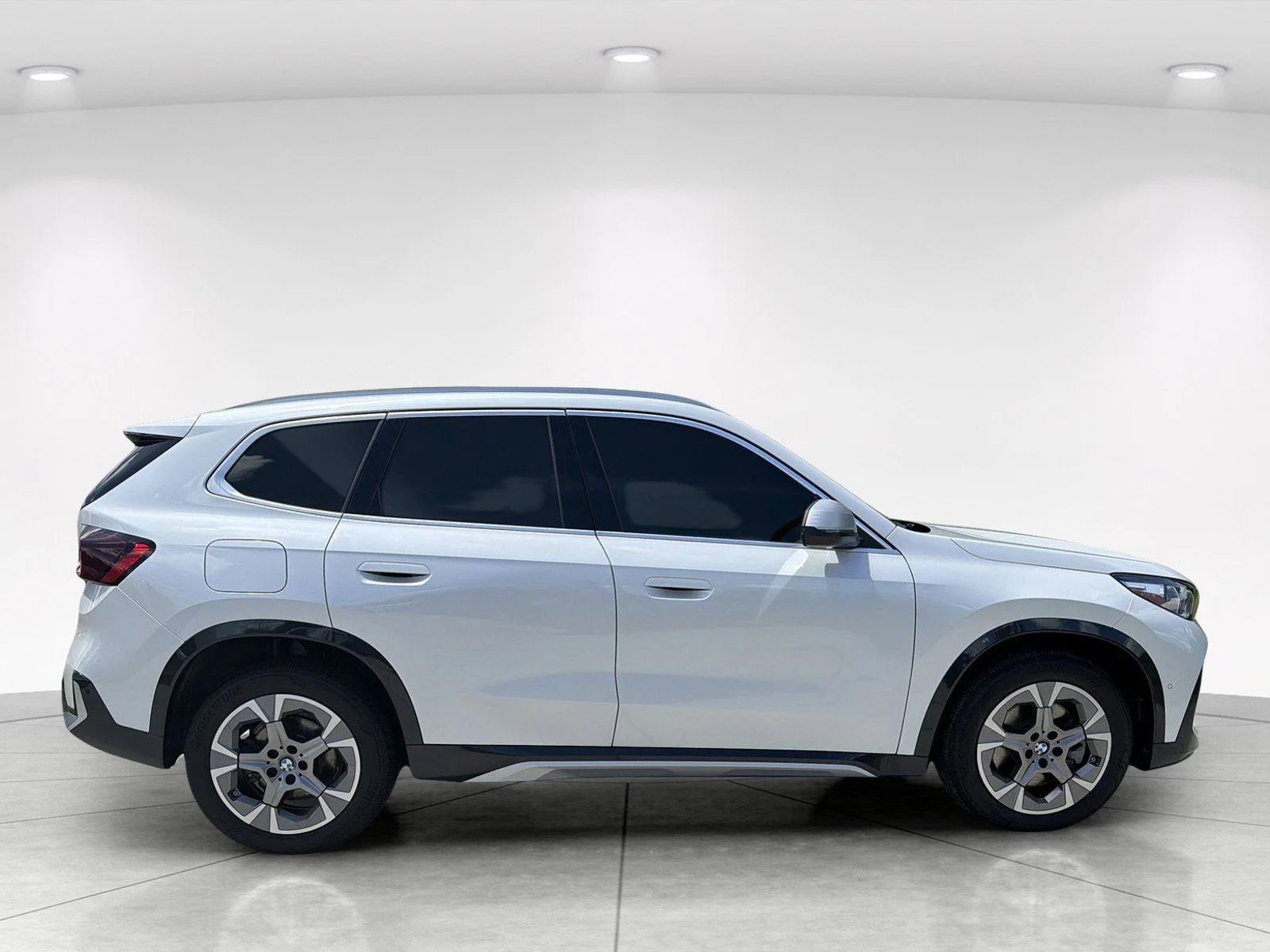 Used 2024 Mineral White Metallic BMW xDrive28i image 3