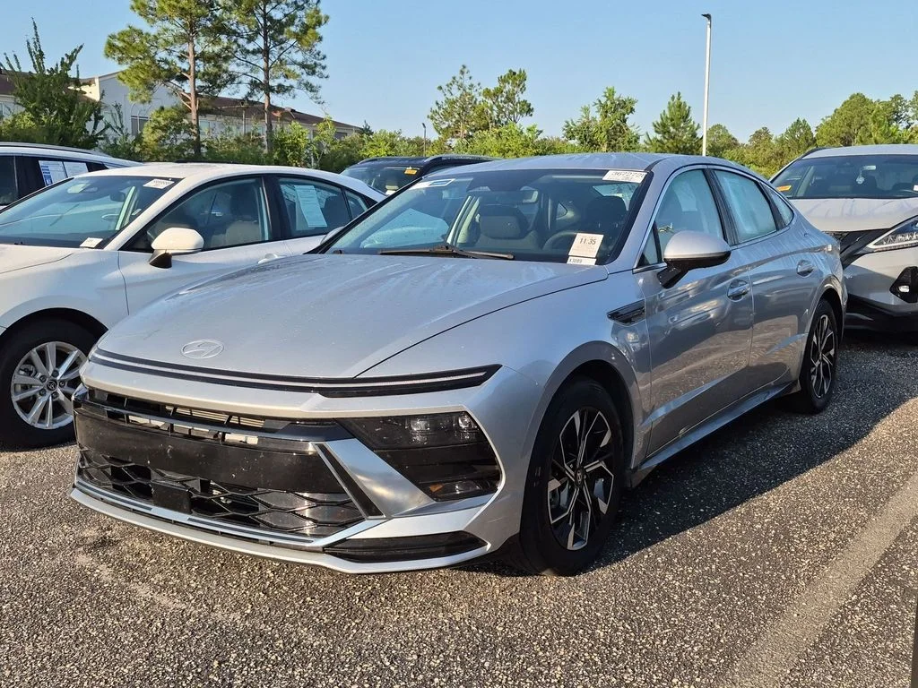 Used 2025 Silver Hyundai SEL image 1