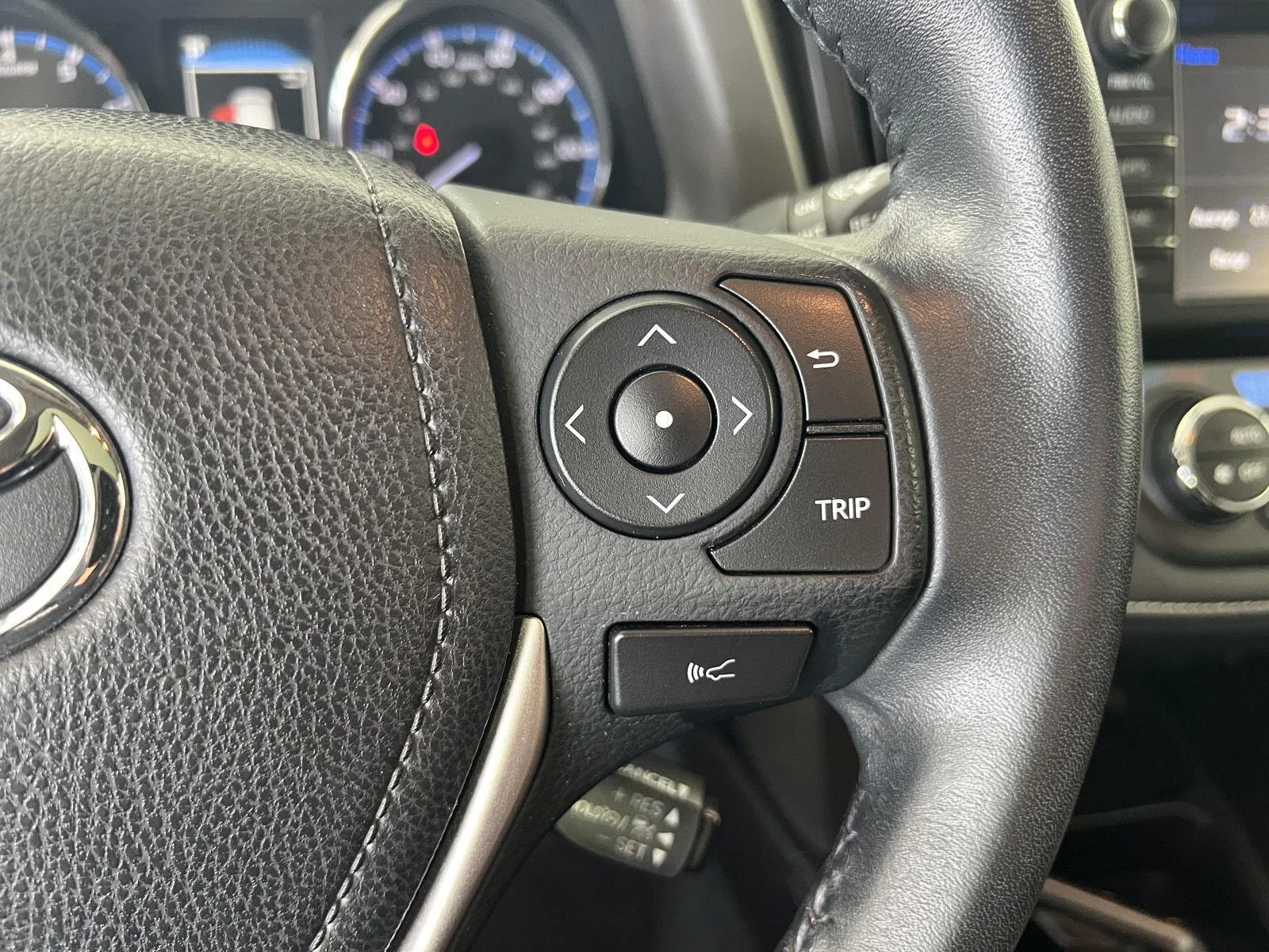 Used 2018 Galactic Aqua Mica Toyota Limited image 17