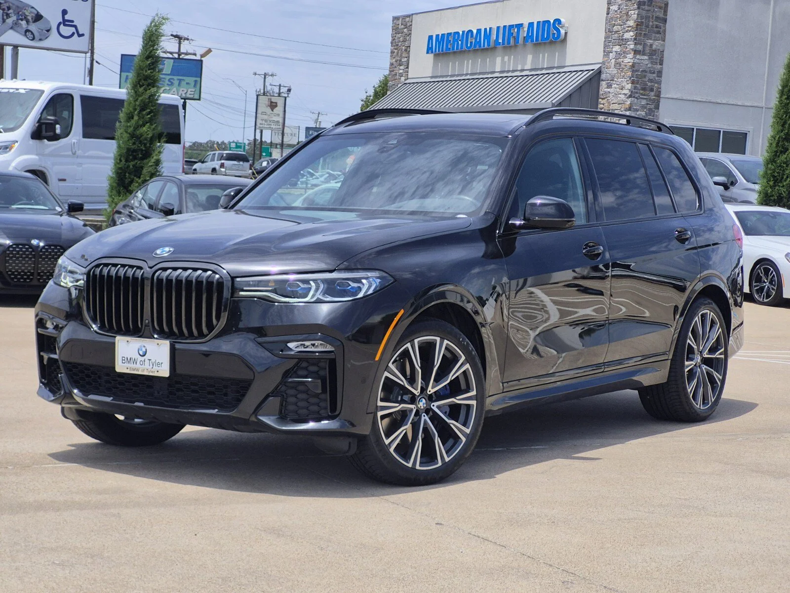 2022 BMW X7 M50i's photo