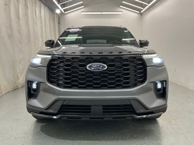 Used 2025 Gray Ford ST-Line image 3