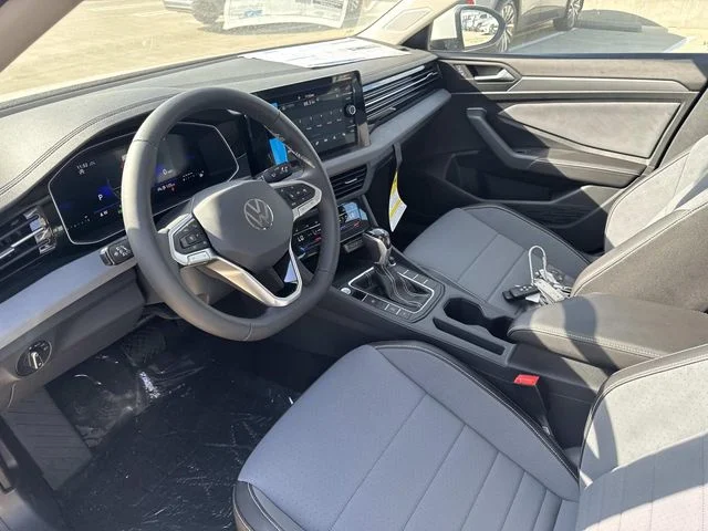 2025 Volkswagen Jetta SE - Photo 13
