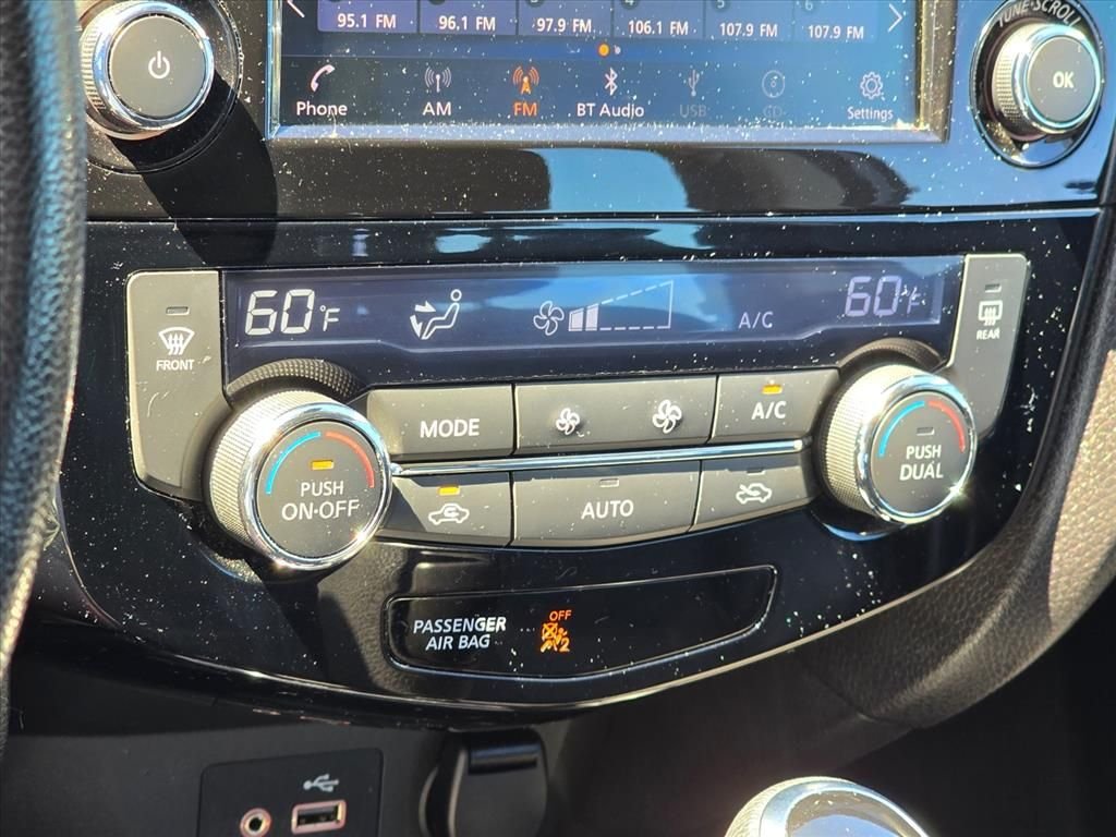 Used 2022 Gray Nissan SV image 17