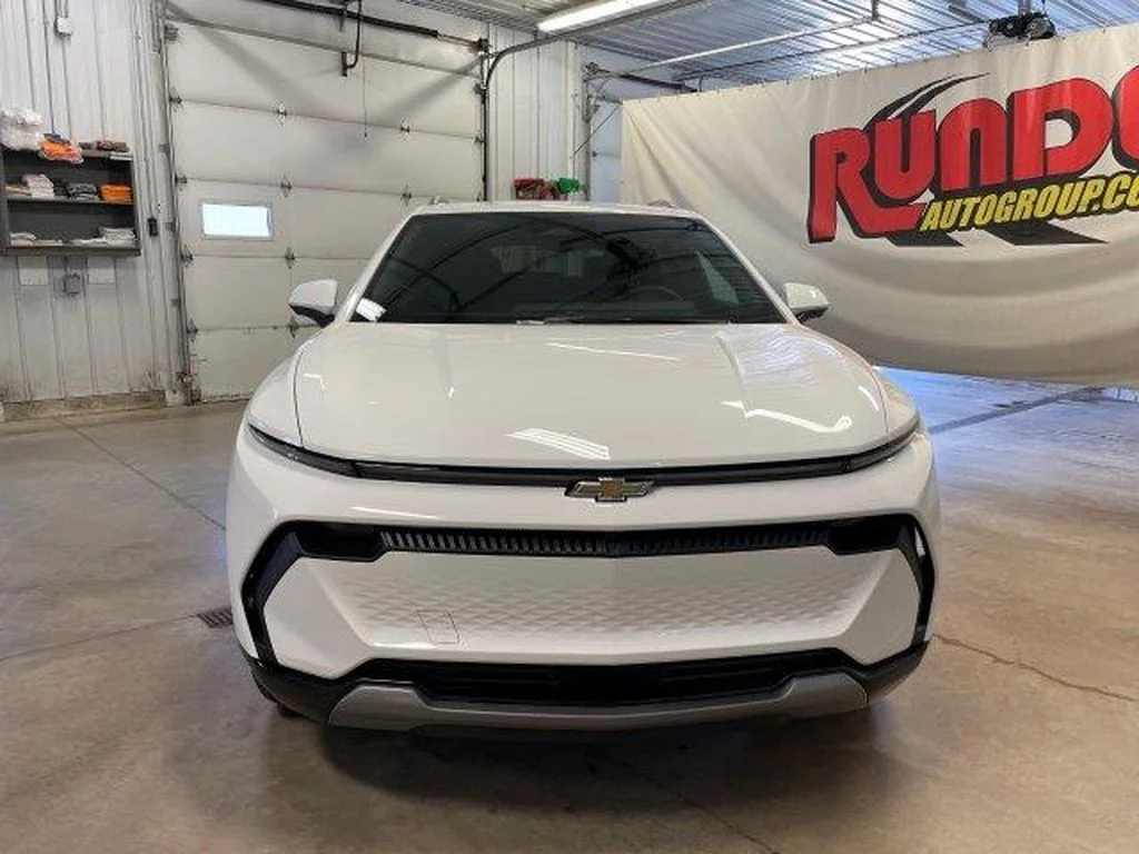 Used 2024 Summit White Chevrolet LT image 3