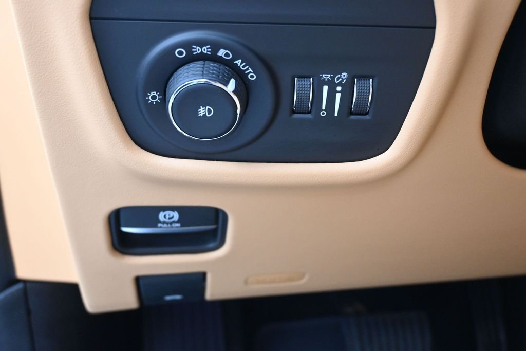 Used 2022 Silver Jeep Summit image 20