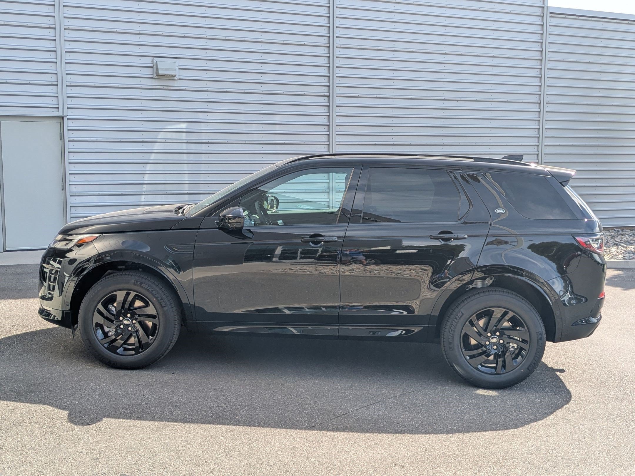 New 2026 Santorini Black Land Rover Landmark image 9