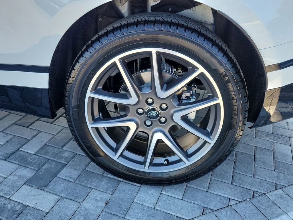 New 2026 Fuji White Land Rover Dynamic SE image 14