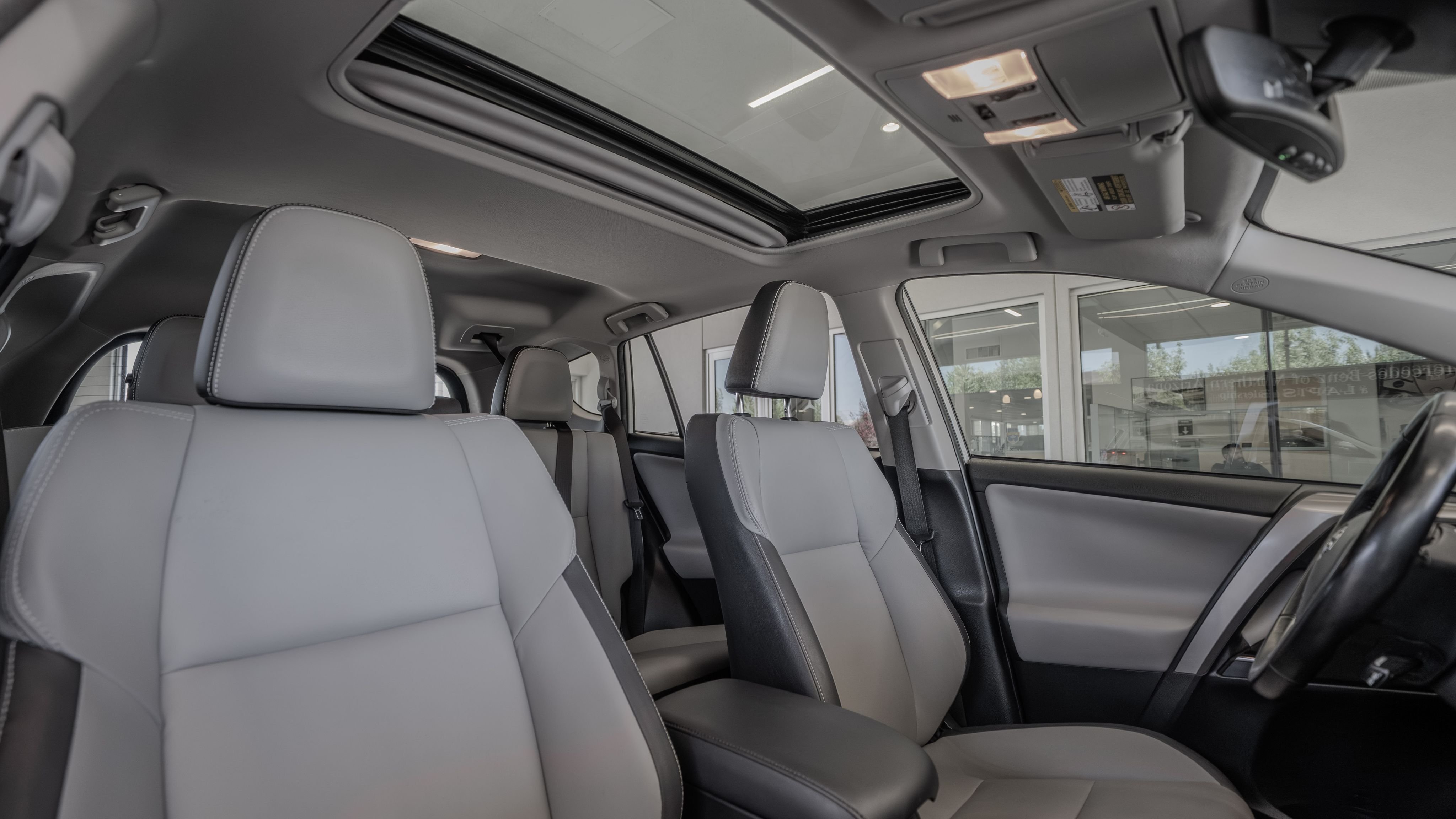 Used 2018 Blizzard Pearl Toyota Limited image 32