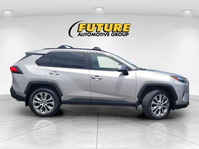 Used 2022 Silver Toyota XLE Premium image 3