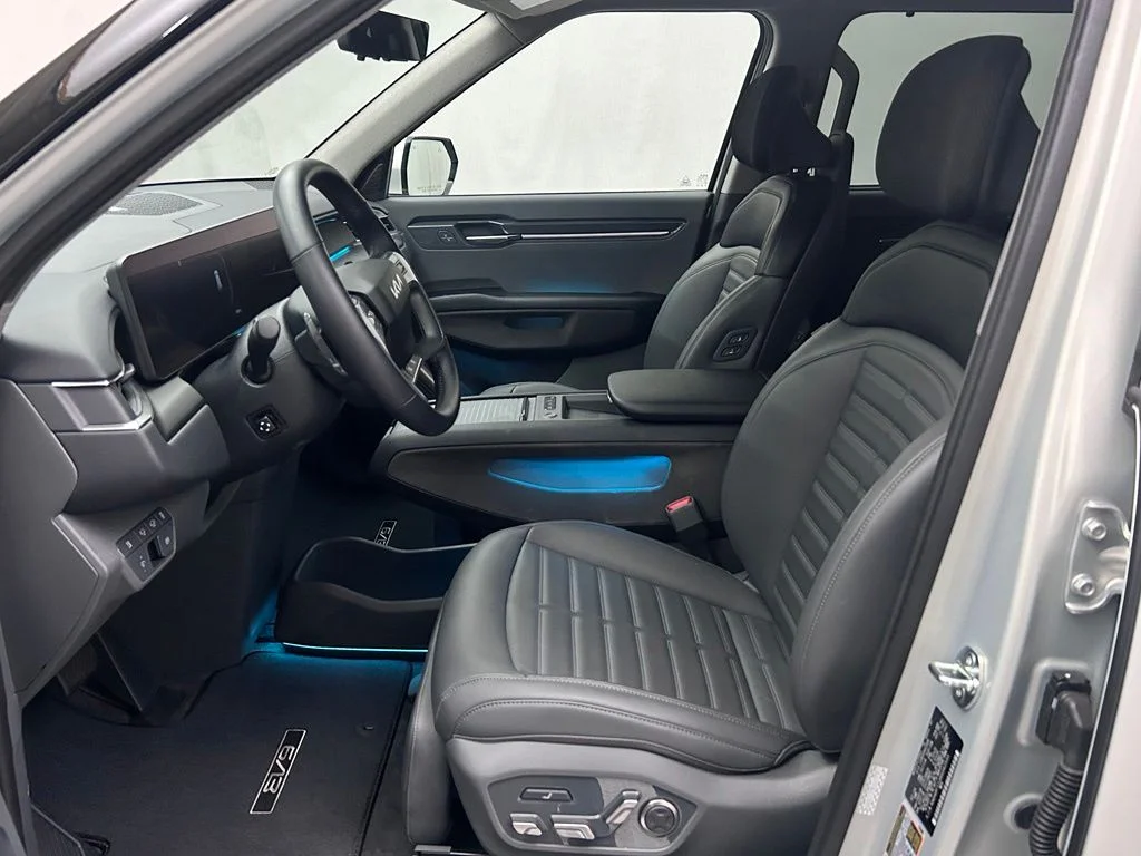Used 2024 White Kia Land image 12