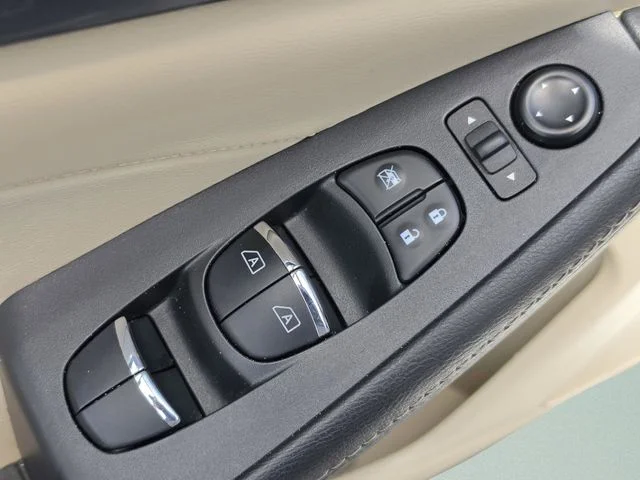 Used 2023 White Nissan Platinum image 26