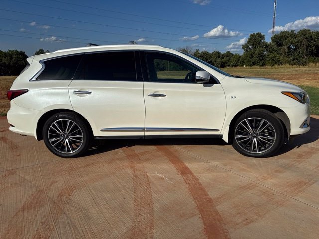 Used 2019 White INFINITI LUXE image 4