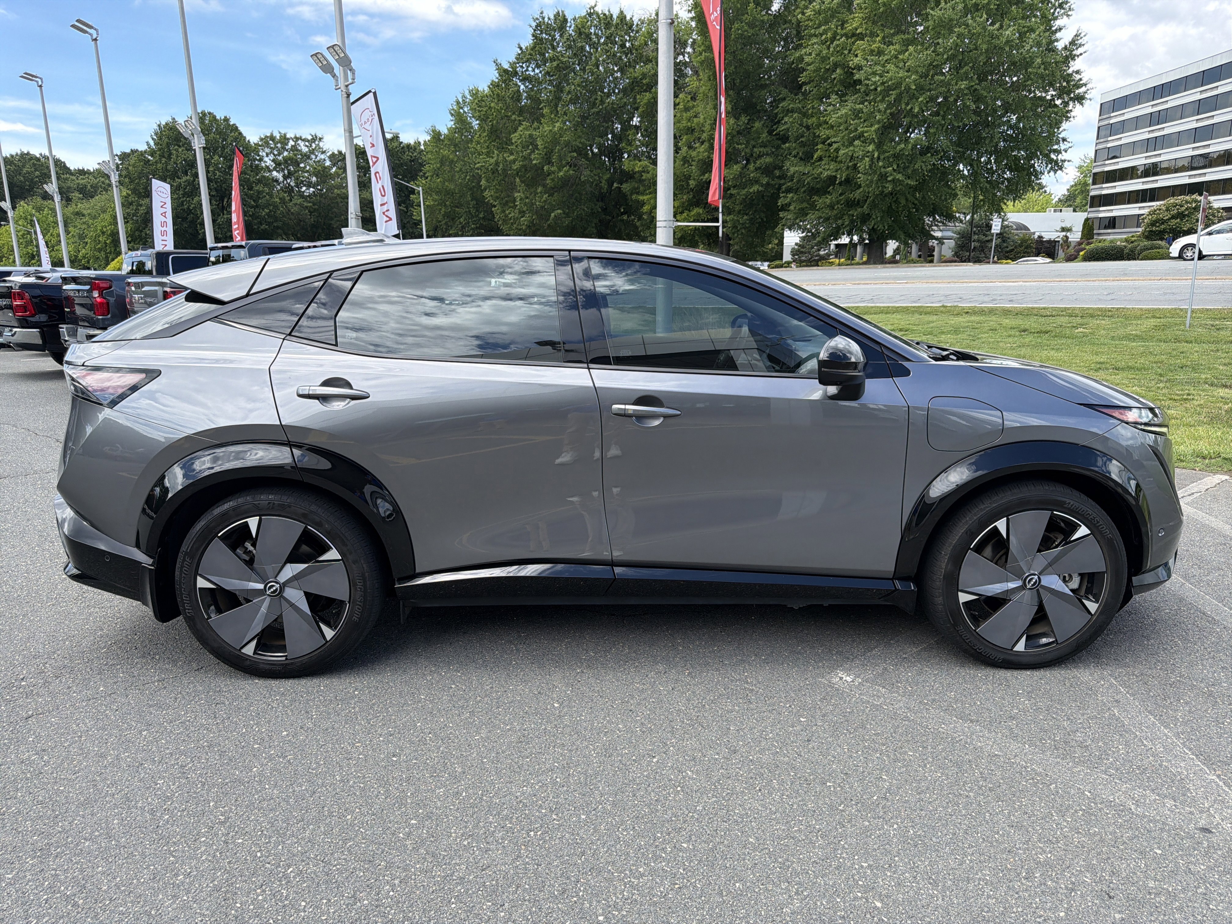 Used 2023  Nissan  image 6