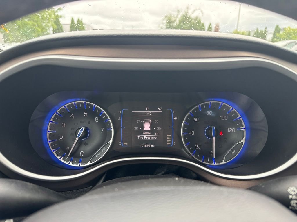 Used 2017 Gray Chrysler Touring L image 10