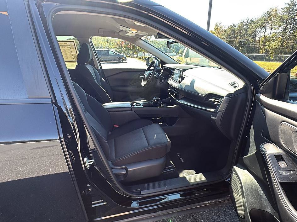 Used 2025 Super Black Nissan SV image 24