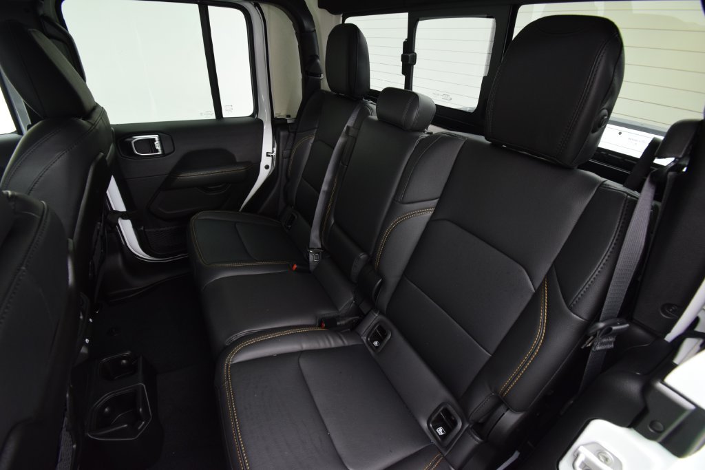 New 2026 Bright White Clear-Coat Exterior Paint Jeep Sahara image 38