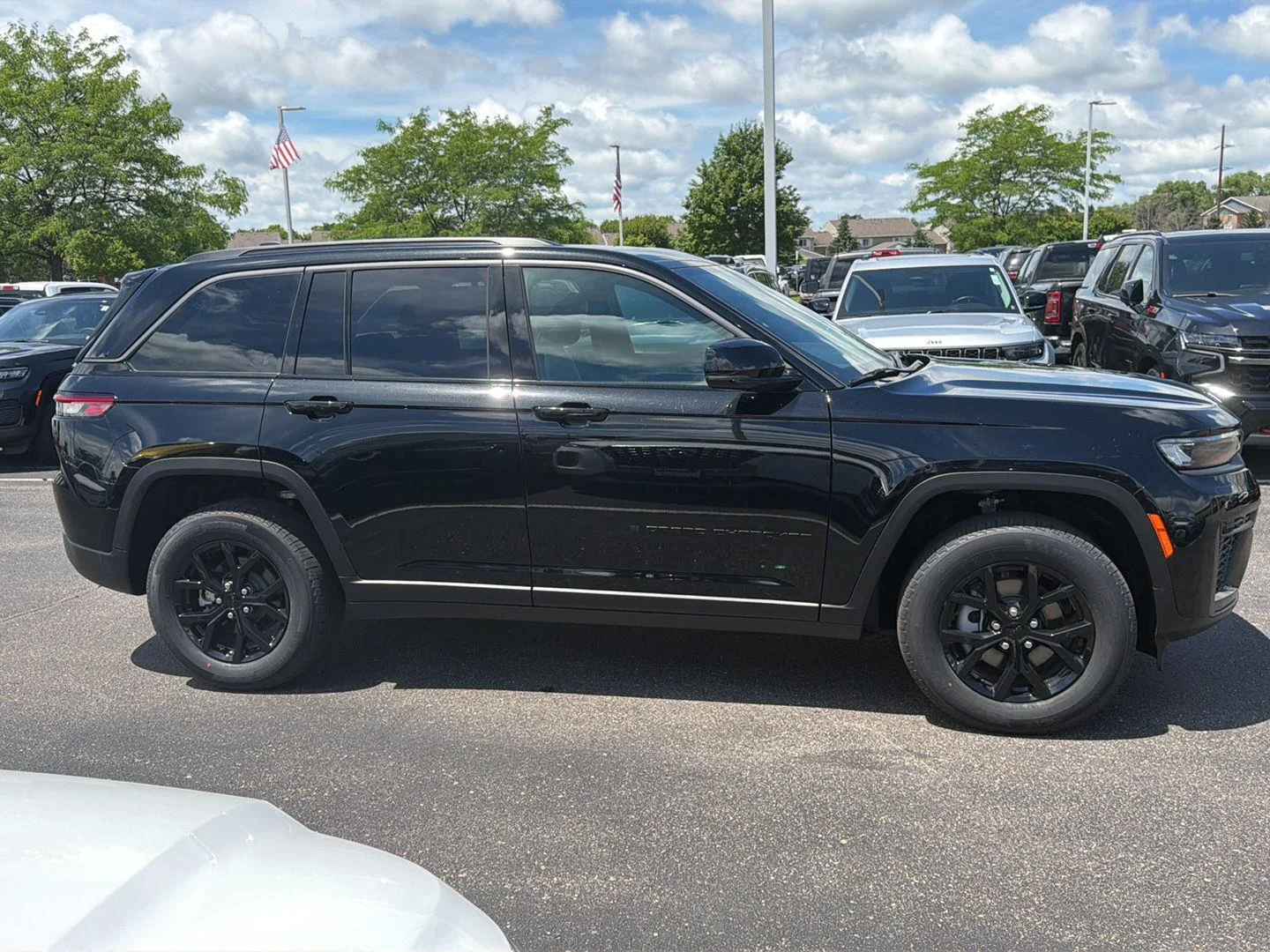 New 2026 Diamond Black Crystal Pearl-Coat Exterior Paint Jeep Laredo Altitude image 6