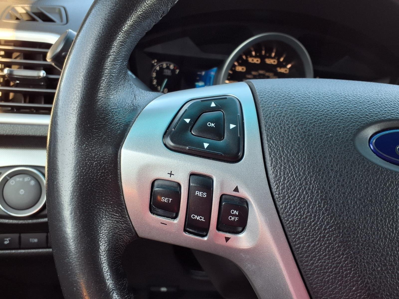 Used 2015 White Platinum Metallic Tri-Coat Ford XLT image 24