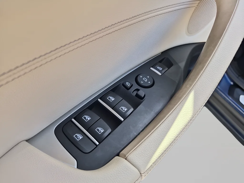 Used 2019 Blue BMW xDrive30i image 25