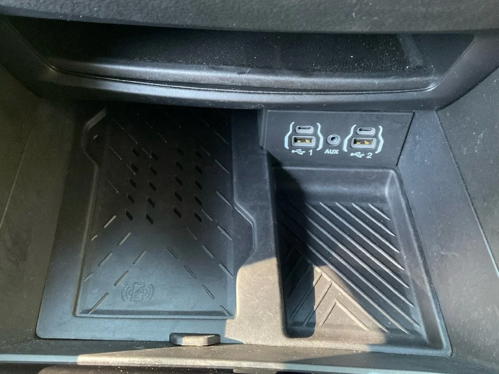 Used 2025 Black Chrysler Limited image 27
