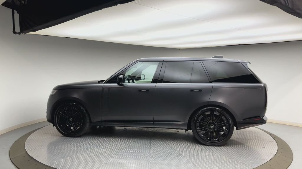 Used 2024 Santorini Black Metallic Land Rover SE image 5