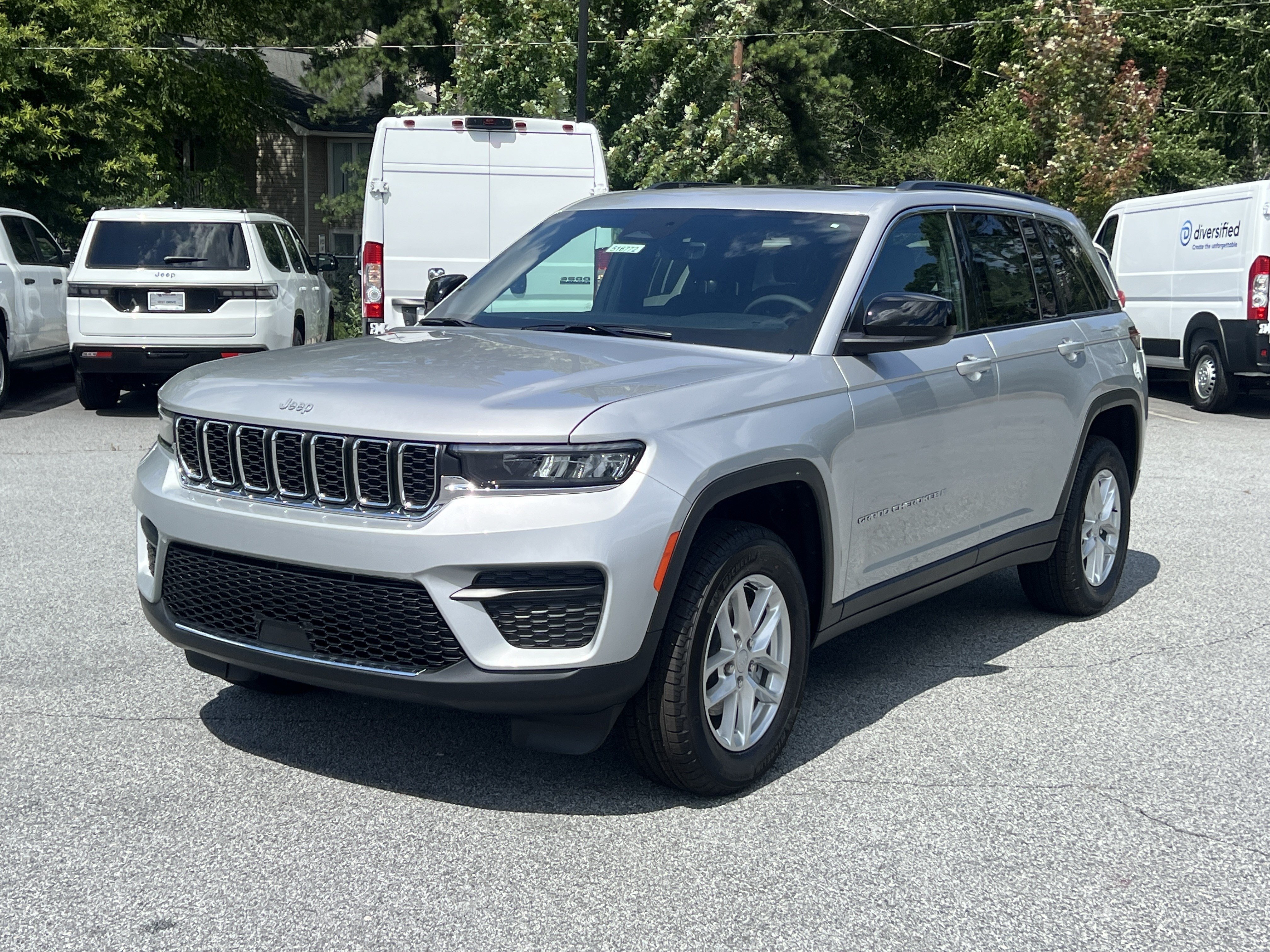 New 2026 Silver Zynith Jeep Laredo X image 3