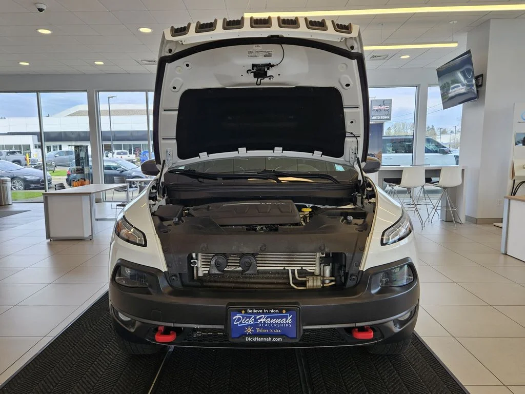 Used 2018 White Jeep Trailhawk image 4