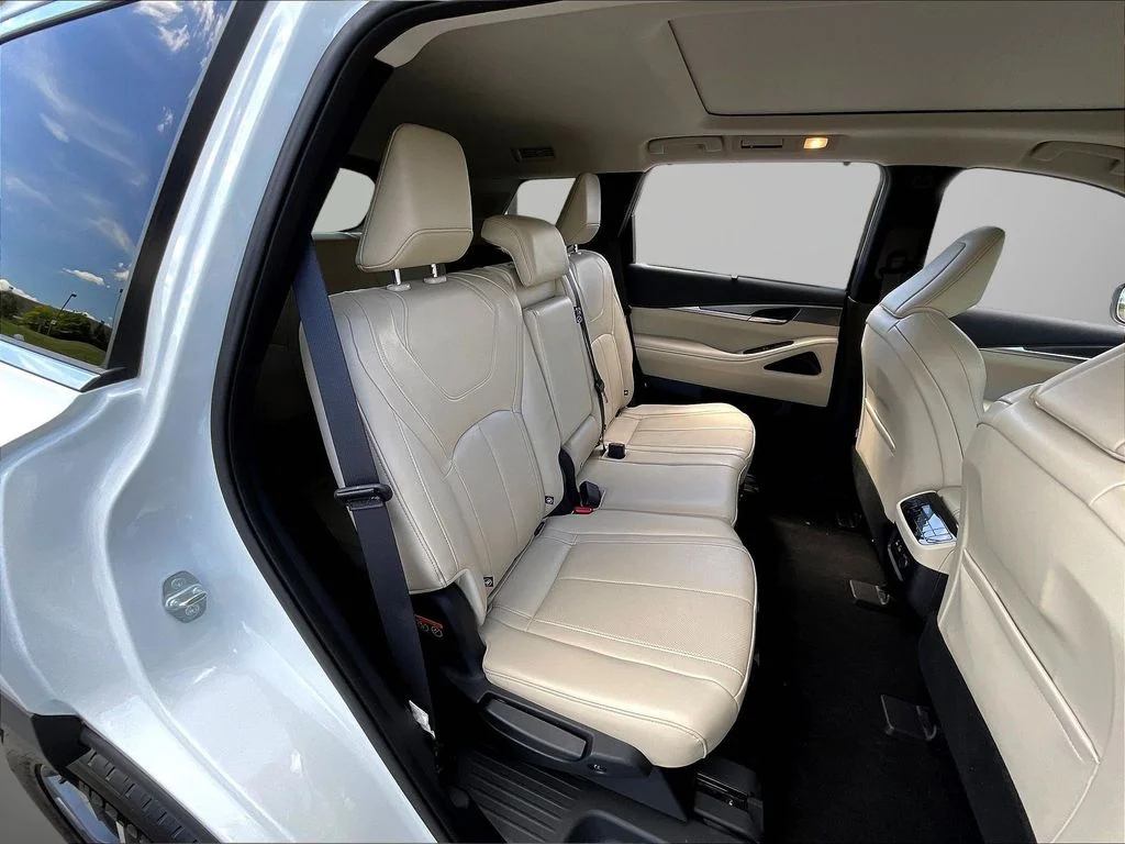 Used 2023 White INFINITI LUXE image 26