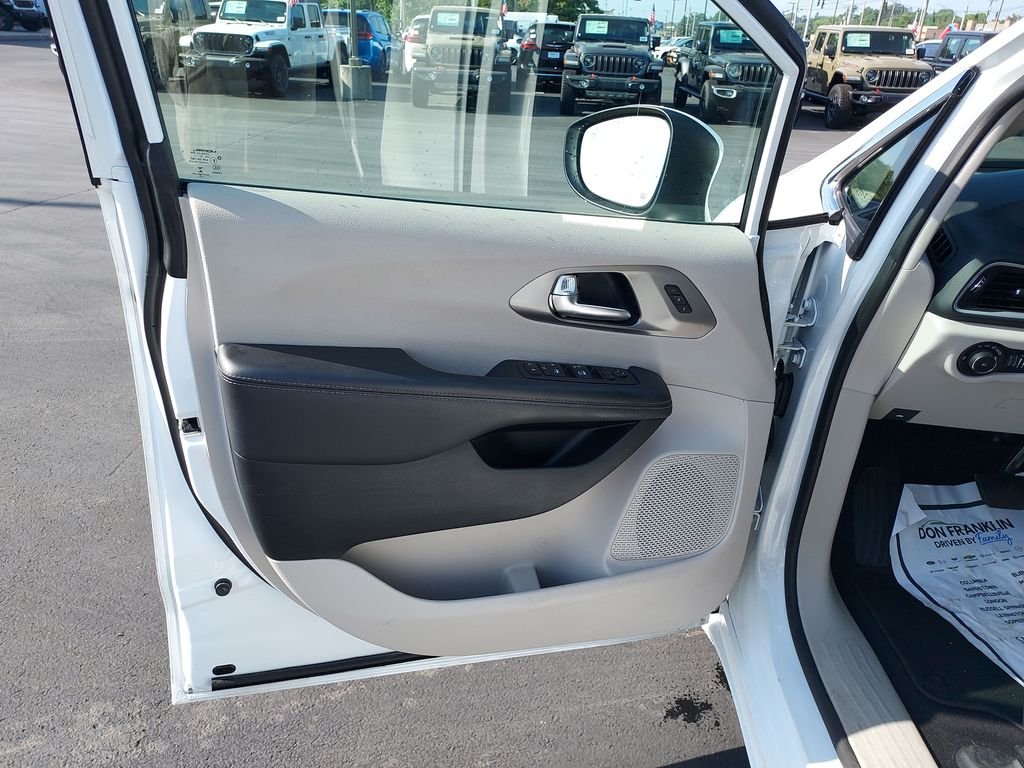 Used 2023 White Chrysler Touring L image 10