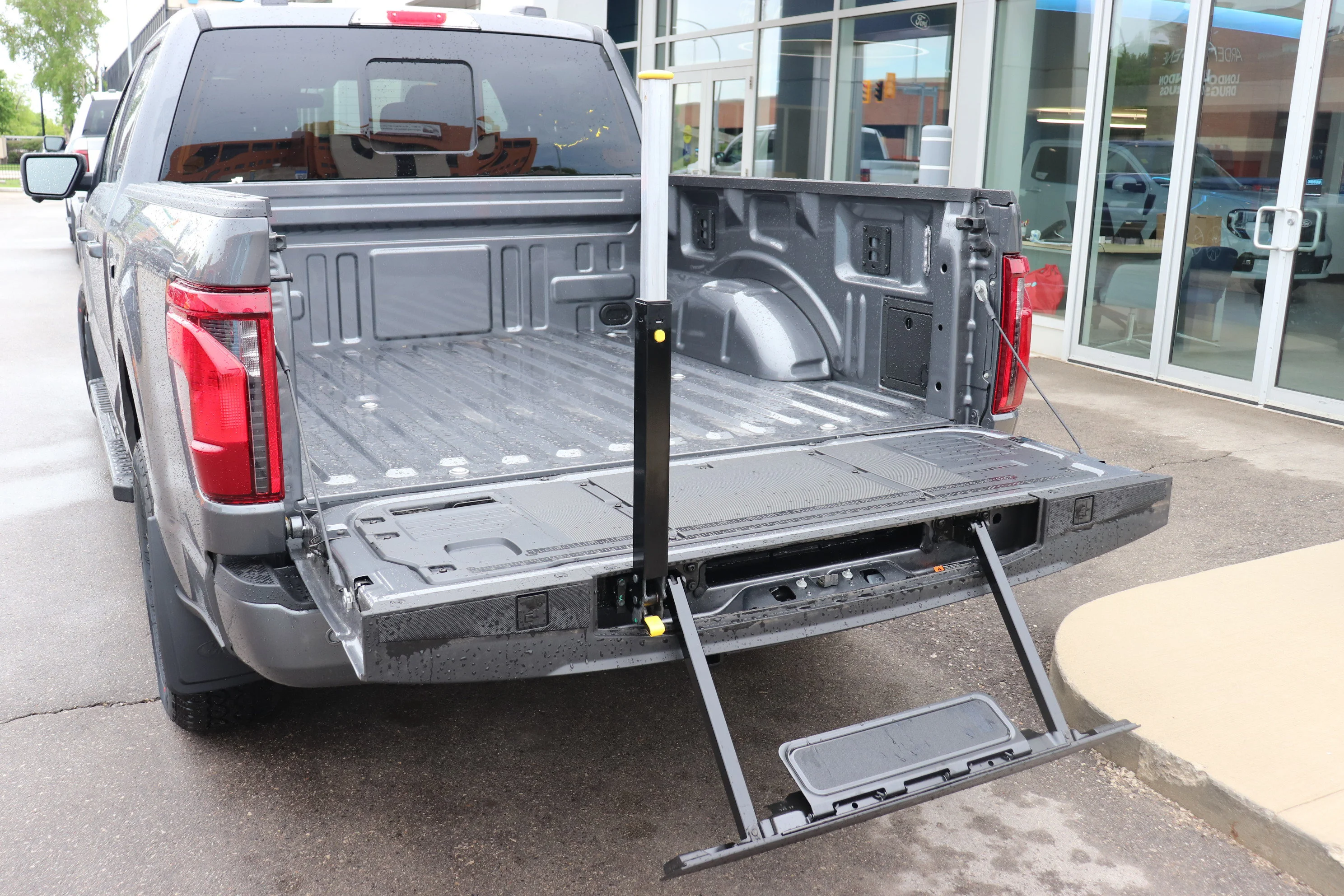 New 2026 CARBONIZED GREY METALLIC Ford XLT image 6