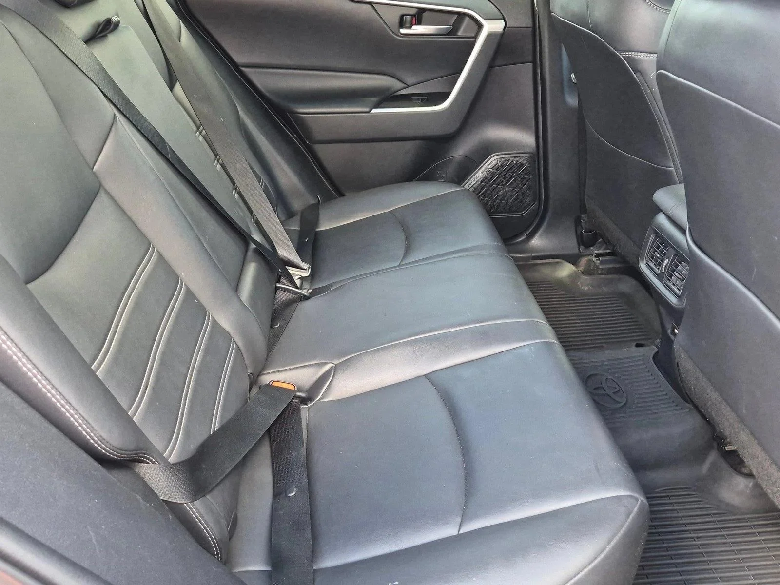 Used 2021 Silver Sky Metallic Toyota XLE Premium image 18