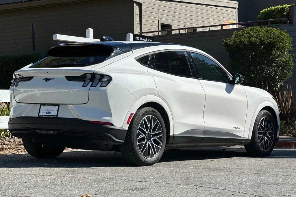 Used 2025 White Metallic Ford Premium image 4