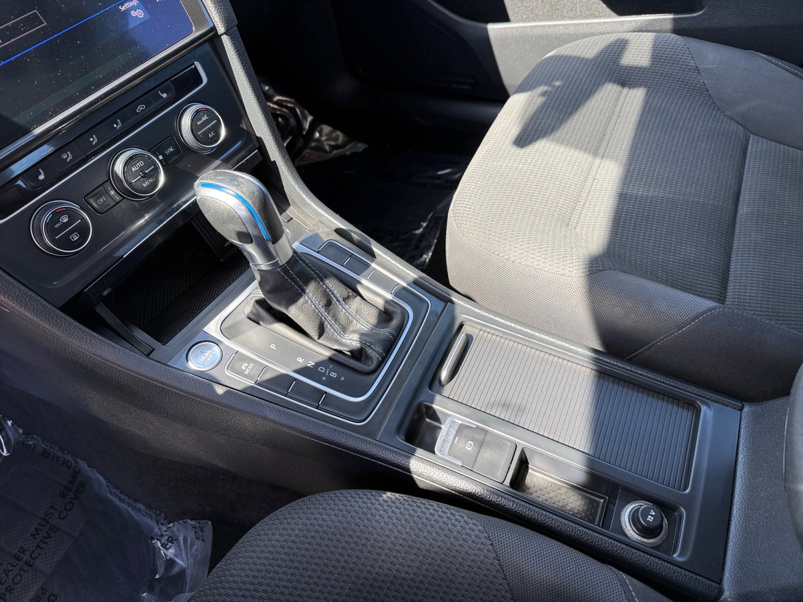 Used 2019 Deep Black Volkswagen SE image 13