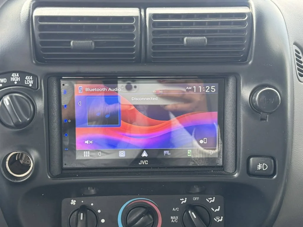 Used 2001 White Ford  image 18