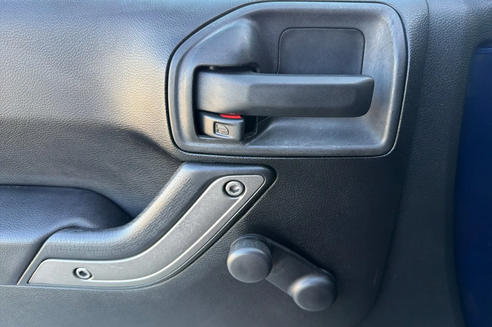 Used 2013 TRUE BLUE PEARLCOAT Jeep Sport image 10