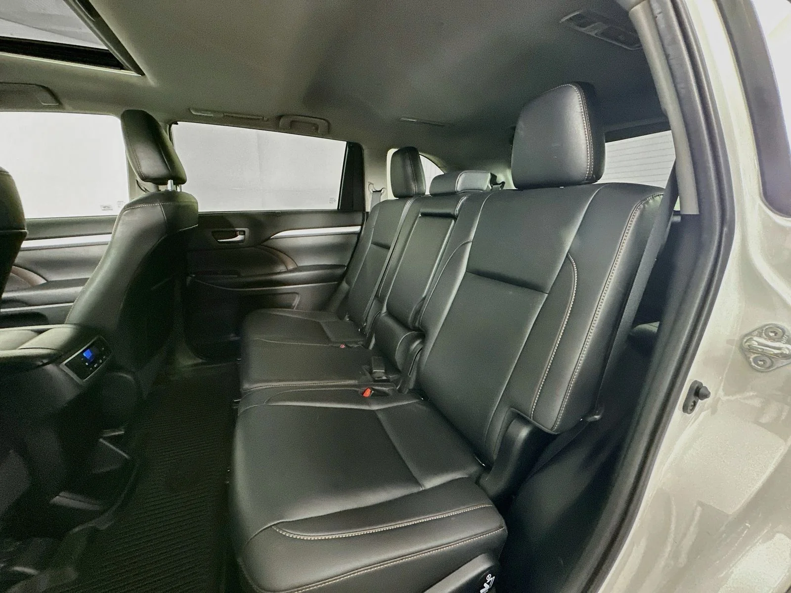 Used 2019 White Toyota XLE image 25