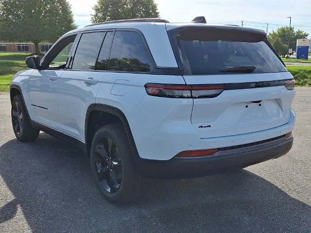 New 2027 White/off-white Jeep Limited image 4