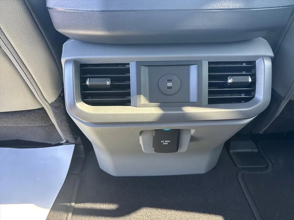 2025 Ford F-150 Lightning Flash - Photo 19