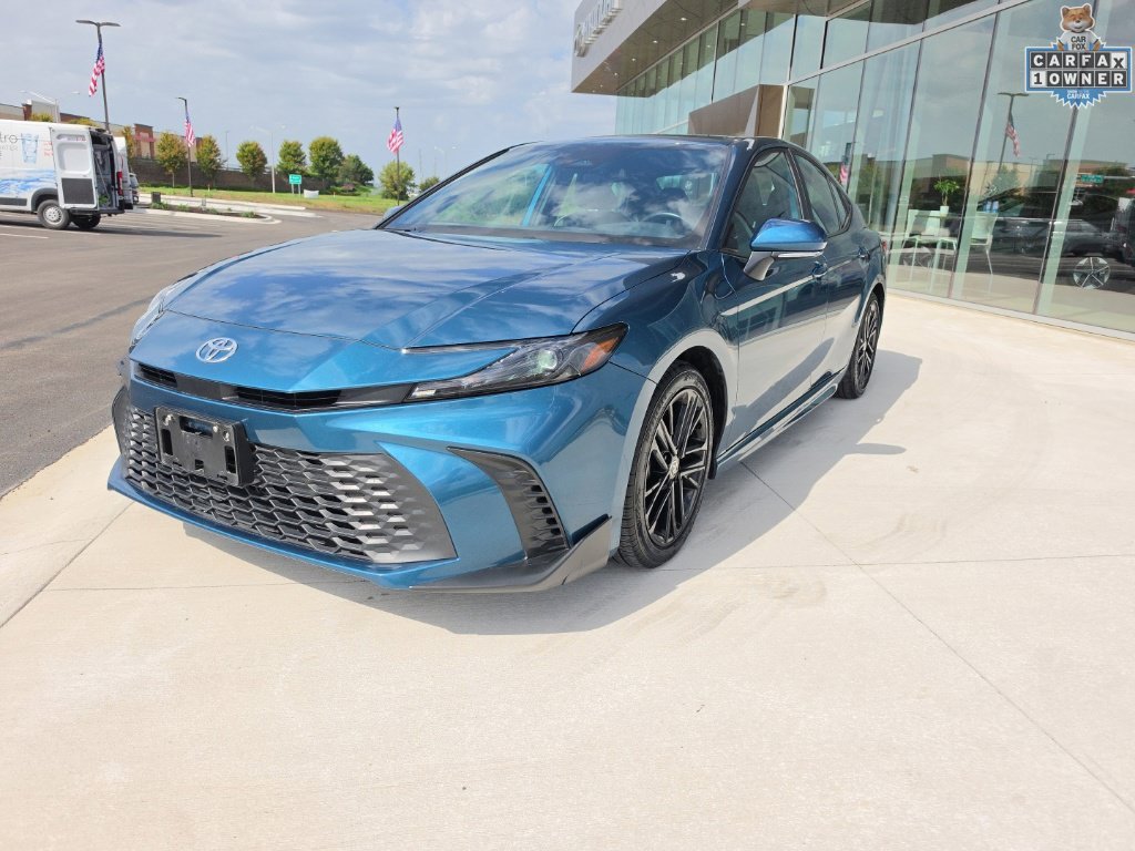 Used 2025  Toyota SE image 1