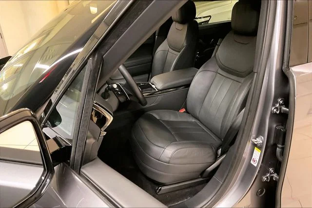 Used 2024  Land Rover SE image 13