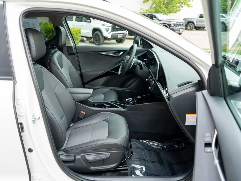 Certified Used 2024 White Kia Wind image 10
