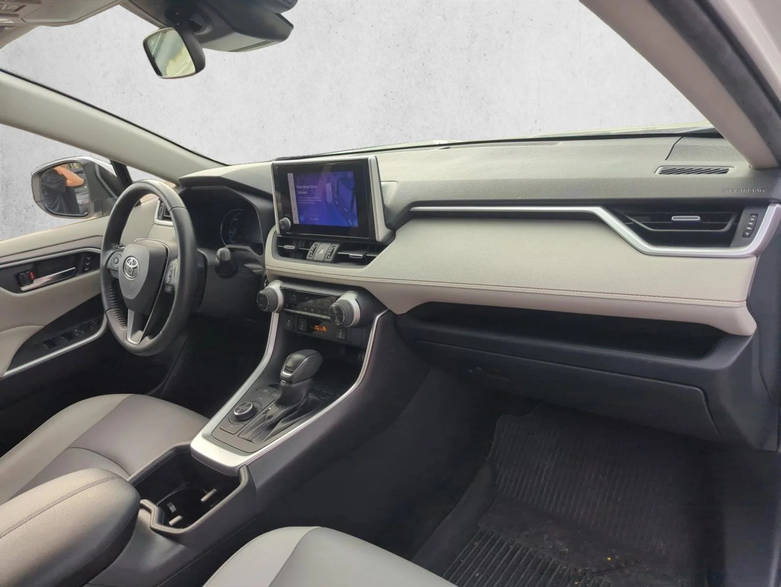 Used 2023 White Toyota Hybrid XLE Premium image 27