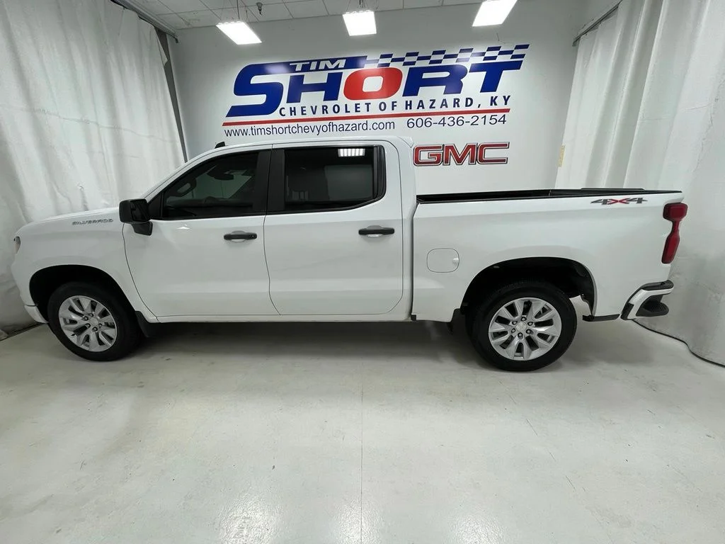 Used 2022 White Chevrolet Custom image 9