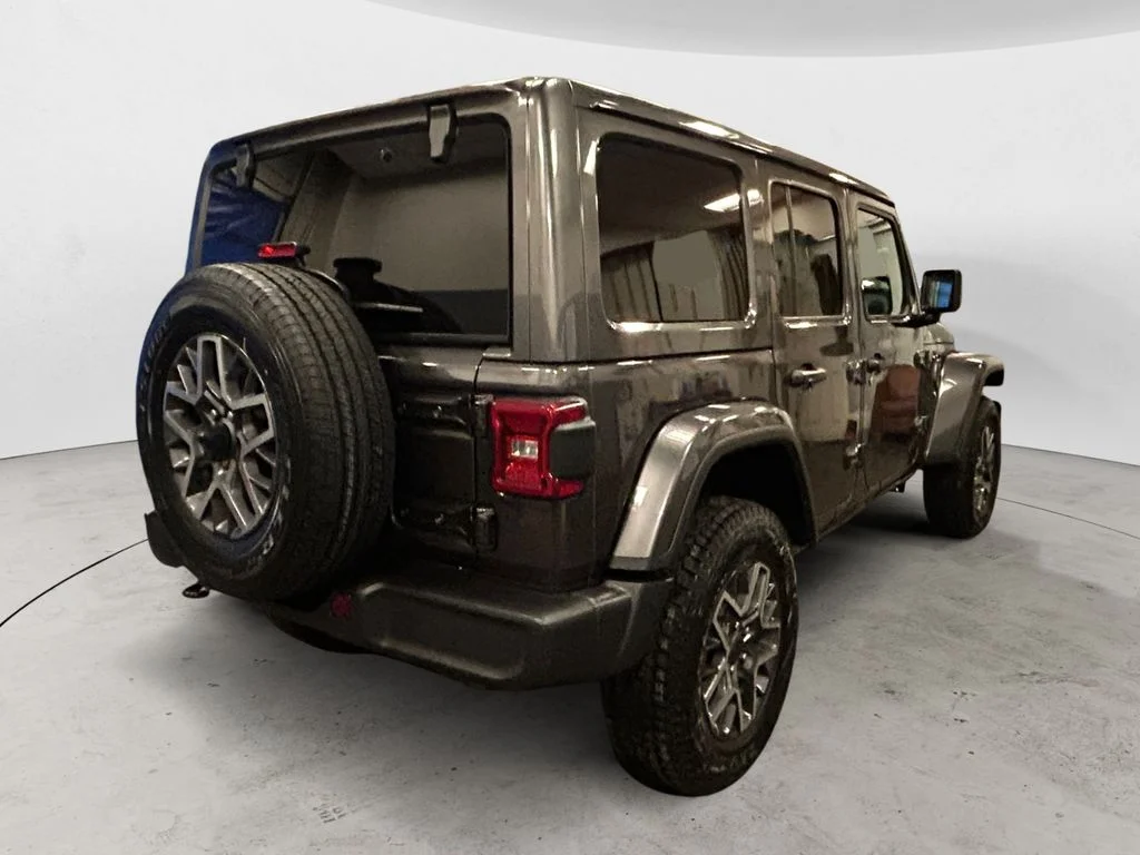 Used 2025 Crystal Metallic Jeep Sahara image 5