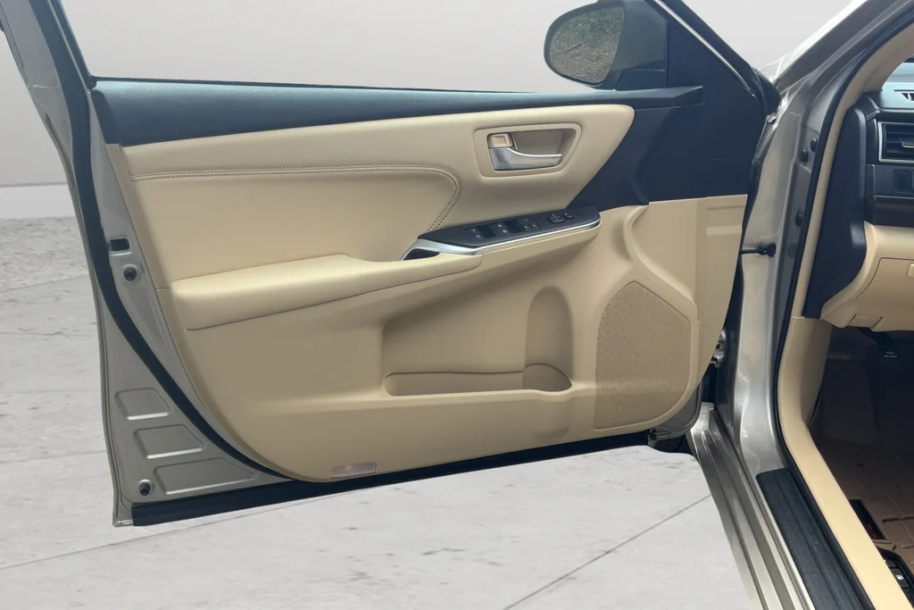 Used 2016 Gold Toyota XLE image 11