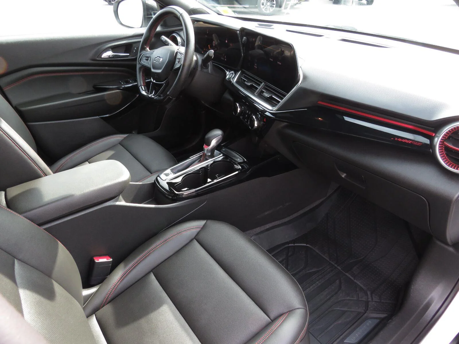 Used 2025 Summit White Chevrolet 2RS image 17