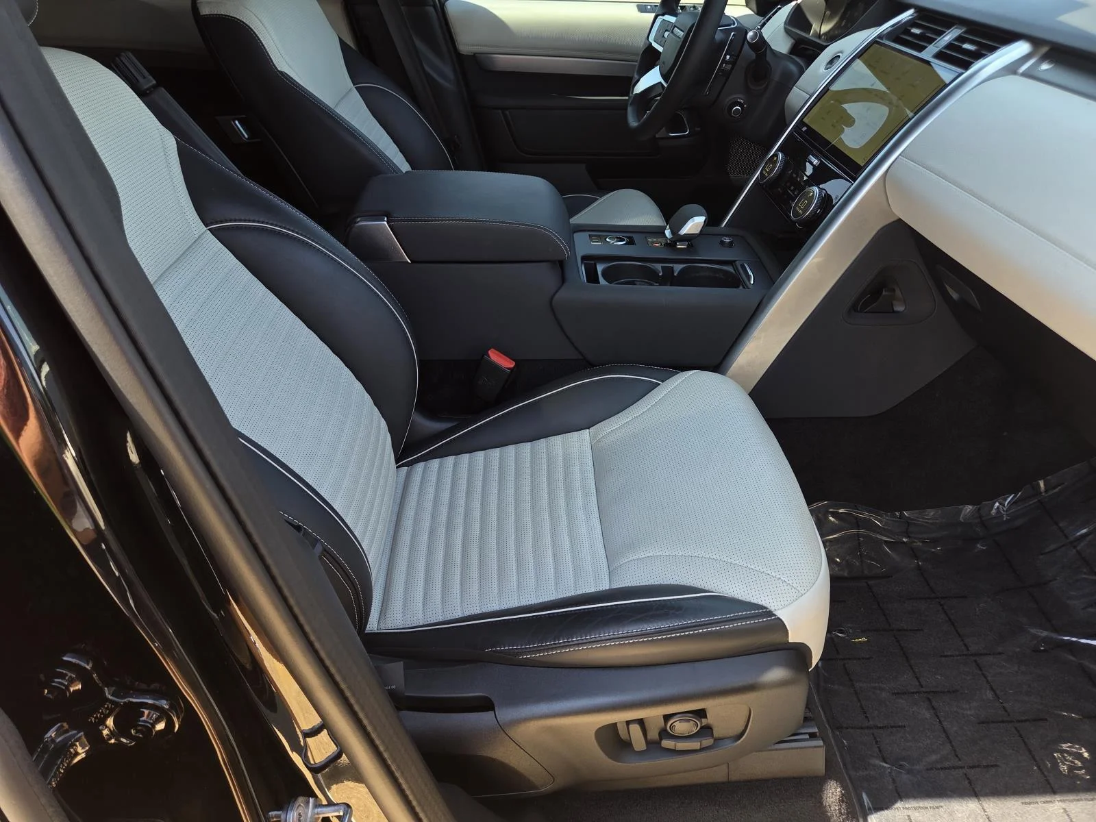 Used 2024 Santorini Black Metallic Land Rover Dynamic SE image 39