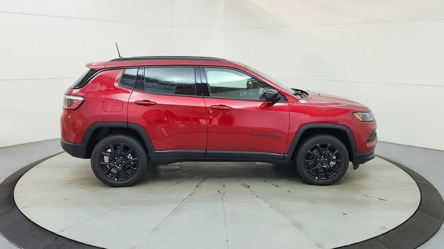 New 2026 Red Hot Pearl-Coat Exterior Paint Jeep Latitude image 11
