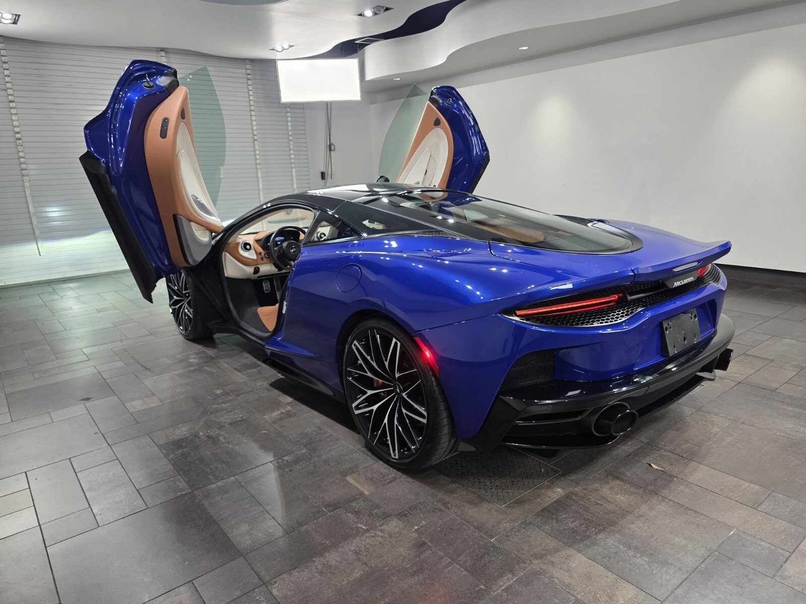 Used 2023 Aurora Blue McLaren  image 22