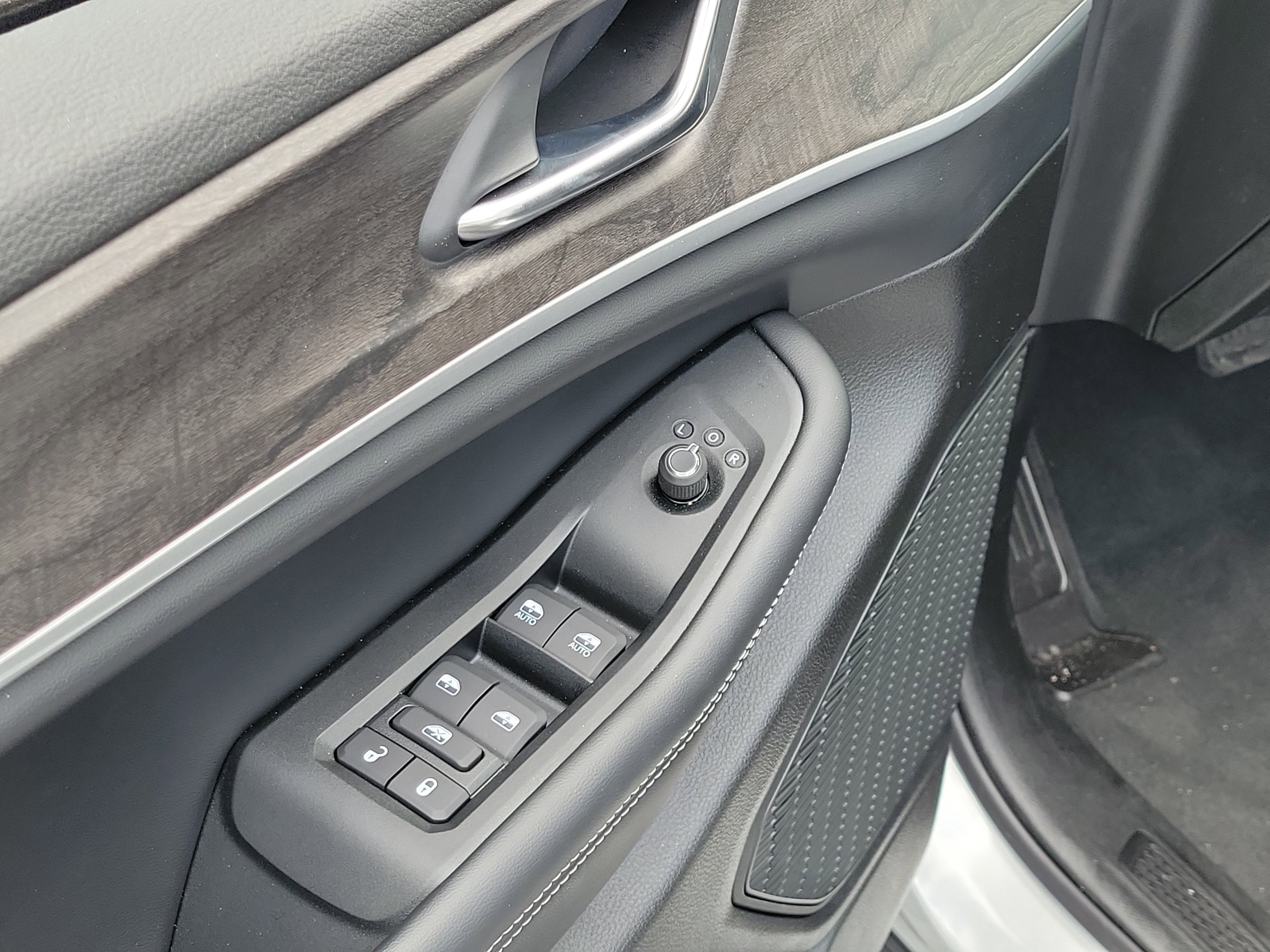 New 2026 Silver Zynith Exterior Paint Jeep Laredo Altitude image 17